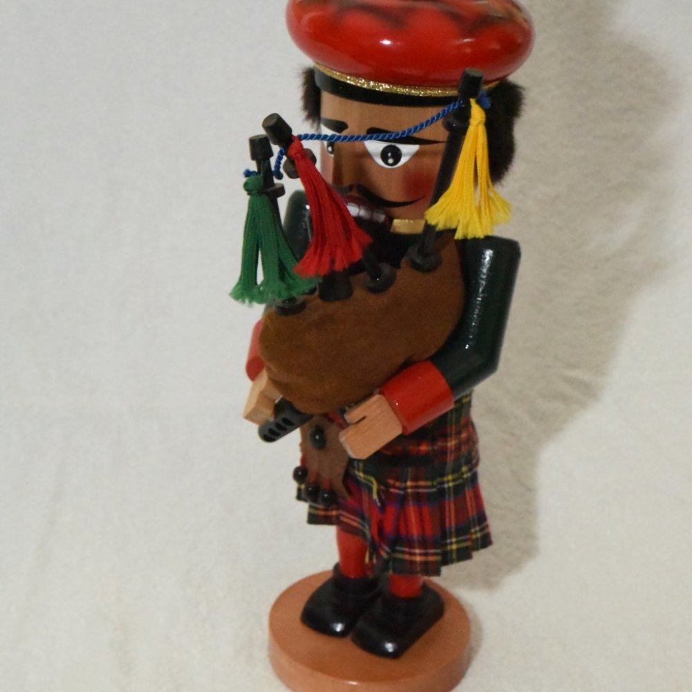 STEINBACH VOLKSKUNST nut cracker